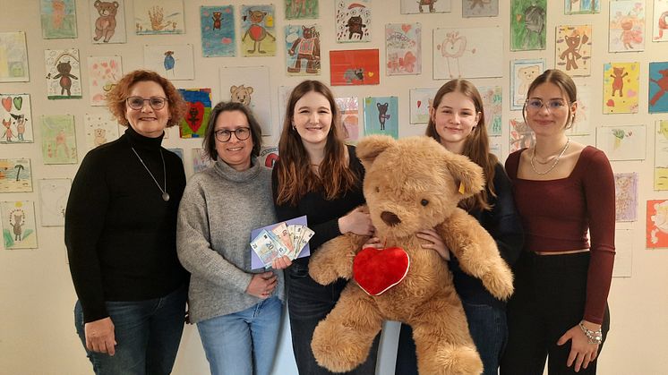 Lehrerin Rita Knobloch, Kerstin Stadler (Bärenherz) und die Schülerinnen Leah, Magdalena und Johanna