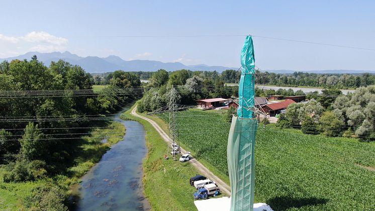 Die Bayernwerk Netz reinigt und streicht ab Montag, 29. Juli, die Hochspannungsmasten zwischen Murnau und Weilheim - wie hier auf dem Bild eine Leitung im Landkreis Rosenheim 2023.
