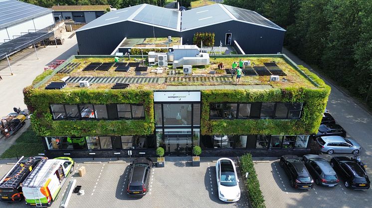 Grün- und Solardach in einem: Installation der Over Easy Solar-Module auf dem Firmensitz von Sempergreen