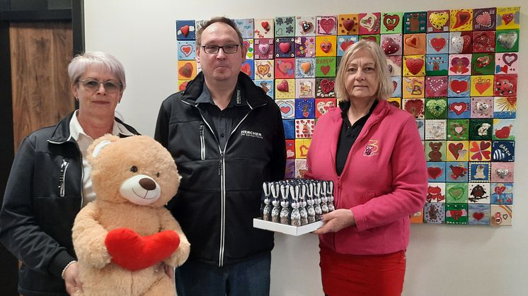 Marion Gürthler und David Berger übergeben Schoko-Osterhasen an Elvira Wegner (Bärenherz)