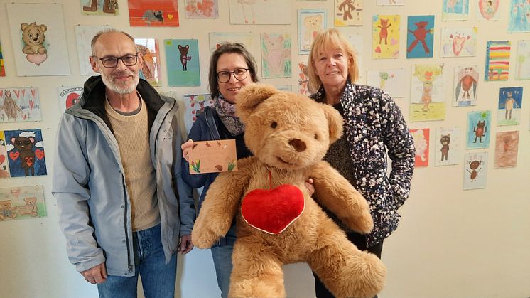 Andreas und Christine Baumann übergeben die Spende an Kerstin Stadler (Bärenherz)