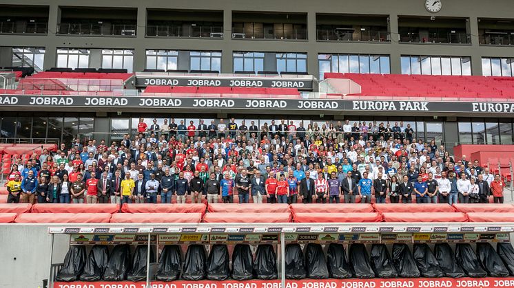 Gruppebilde fra Innovators Meeting på SC Freiburg fotballstadion.