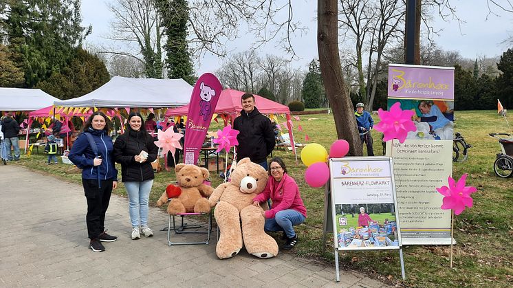 Erica, Sophie und Damion übergeben die Spende an Kerstin Stadler (Bärenherz)