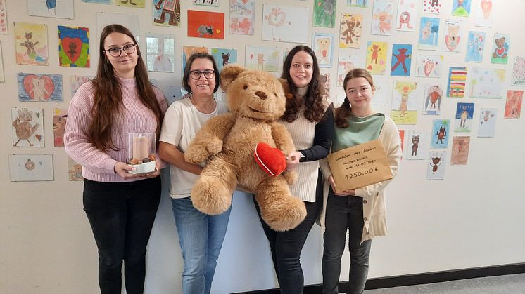 Josi Wieland, Julia Berner und Josefine Otto mit Kerstin Stadler vom Kinderhospiz Bärenherz