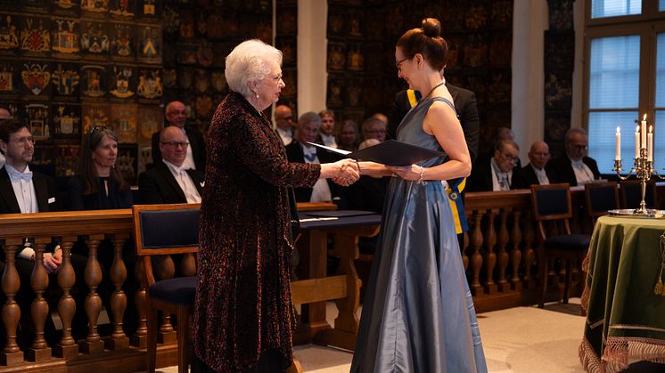 Prinsessan Christina fru Magnuson, överlämnar pris till professor Leelo Keevalik, Linköpings universitet, vid Vitterhetsakademiens högtidssammanskomst i Riddarhuset den 20 mars 2025. Foto: Erik Cronberg.