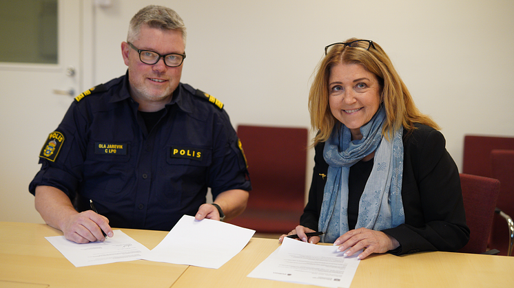 Ola Jarnevik och Birgit Birgersson-Brorsson signerar det nya medborgarlöftet. Foto: Sölvesborgs kommun