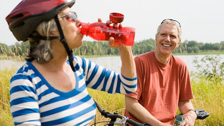 Wer im Sommer draußen aktiv ist, sollte viel trinken und darauf achten, sich bei Hitze nicht zu überlasten. Foto: Hermes/Charles Gullung