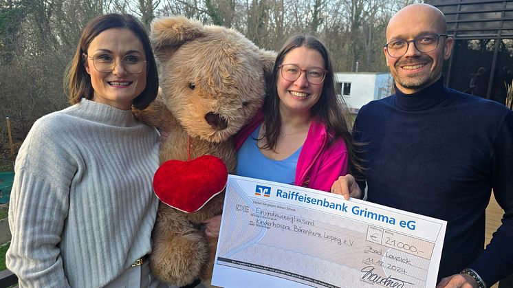 Nicole Trautner, Ulrike Herkner und Jörg Trautner präsentieren stolz den Spendenscheck im Kinderhospiz Bärenherz