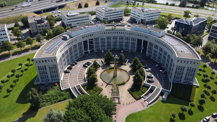 Photovoltaic system on the roof of office building Erasmusstaete in Rotterdam; Bildrechte/Image rights: Aroundtown