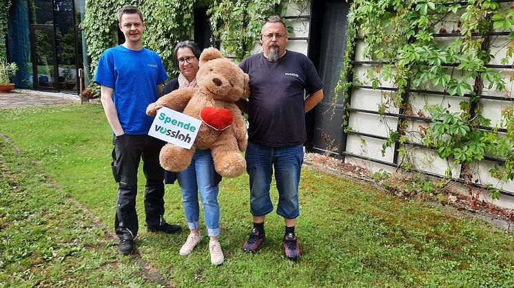 Spendenübergabe vor dem Kinderhospiz Bärenherz Leipzig