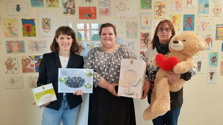 Melanie Müller (Bärenherz) erhält Spenden von Projektleiterin Svenja Widera und Teilnehmerin Ute Kopczynski