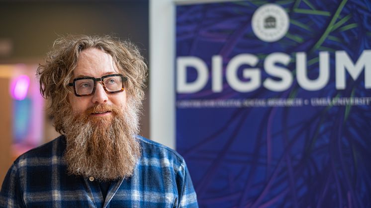 Simon Lindgren, professor i sociologi vid Umeå universitet, får 30 miljoner kronor från Wallenbergstiftelsen för att leda ett nytt forskningsprojekt som ska undersöka AI:s effekter på makt, politik och demokrati. Foto: Elin Berge