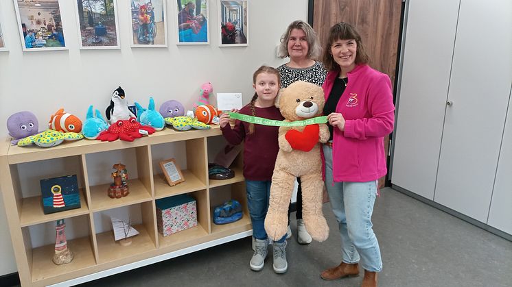 Maya (l.) und Nicole Kunstmann übergeben feierlich die Spenden an Melanie Müller (Bärenherz)