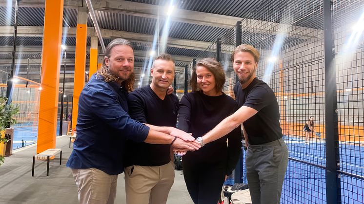 Patrik Höök, Fredrik Hoel, Lisa Hedman och Mac Grossman från Court22 och PDL United efter att ha signerat ramavtalet dem emellan. 
