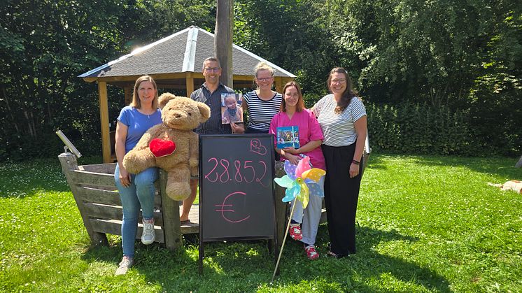 Spendenübergabe an das Kinderhospiz Bärenherz: Raja und Fabian Mertgen sammeln 28.852 Euro in Erinnerung an ihren Sohn Carli
