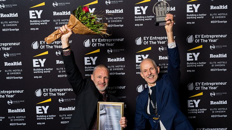 David Ekelund och Tom Nilsson firar på Ernst & Youngs gala.