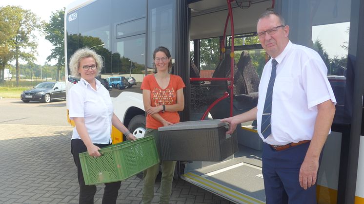 Diana Woll (l.) und Ronald Lehnecke von der PVGS mbH und Mirjam Anschütz von der Uni Vechta bei einem Test zum sicheren und schnellen Verladen von Lebensmitteln