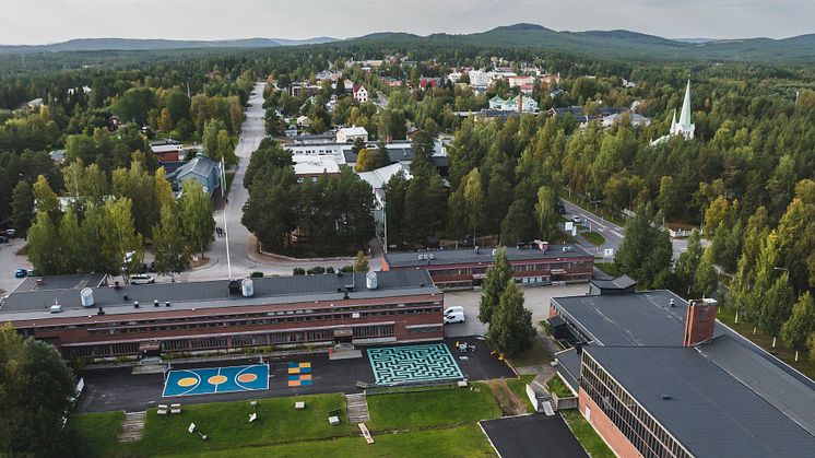 På Östra skolan i Jokkmokk har eleverna varit en aktiv del av arbetet. Nu får elevrådet ta emot 27 170 kronor för de senaste två årens elbesparingar.