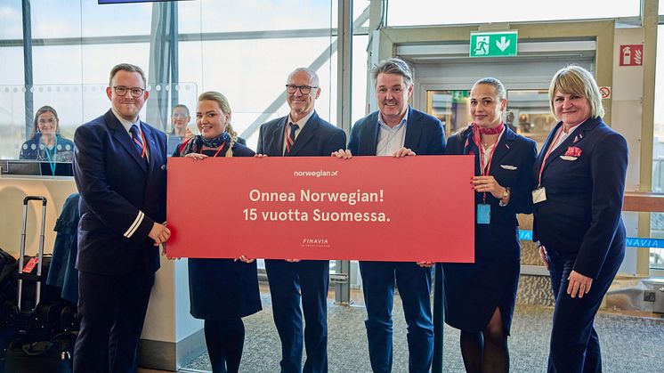 Kuvassa Norwegianin Suomen tukikohdan matkustamohenkilökuntaa sekä toimitusjohtaja Geir Karlsen kolmantena oikealta. Kuva: Pasi Salminen