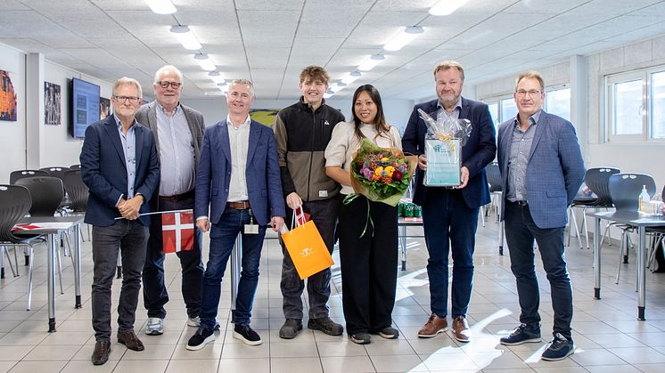 Fra venstre mod højre: Lars Bagger Hansen, Søren Sørensen, Lars Michael Madsen, Benjamin Hesselberg Mikkelsen, Nuun Ebert Nielsen, Morten Kaad og Claus Barnewitz. Foto: DS Stålkonstruktion · Fotograf: Annemarie Baumann