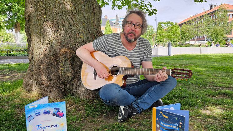 Jesper Salander spelar för barn i Rådhusparken 5 juli.