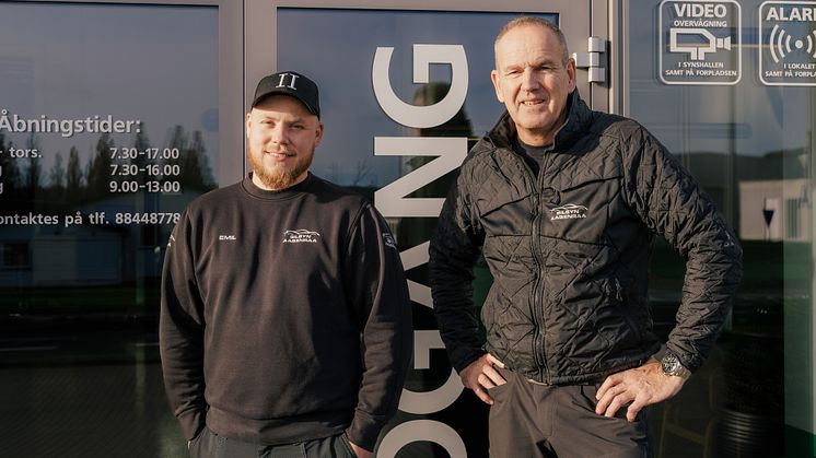 Kunderne kommer stadig til at møde Emil Elkjær Anthonsen og Jørn Iwersen, når Bilsyn Aabenraa bliver til Applus+ Bilsyn ved årsskiftet.