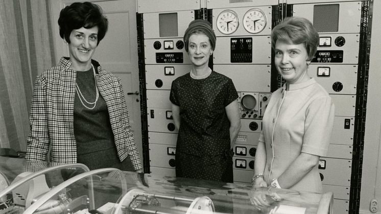 Fröken Ur. Invigning av ny maskin 1968. Från vänster: Ebba Beckman 1968-2000, Eva Ulvby 1934-1956, Berit Hofling 1956-1968. Foto: Tekniska museet