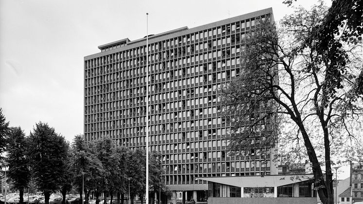 ﻿Høyblokka bak Johan Nygaardsvolds plass der det nasjonale minnestedet etter 22. juli og 22.juli-senterets nye inngangspaviljong vil komme. Arkivfoto: Norsk Teknisk Museum