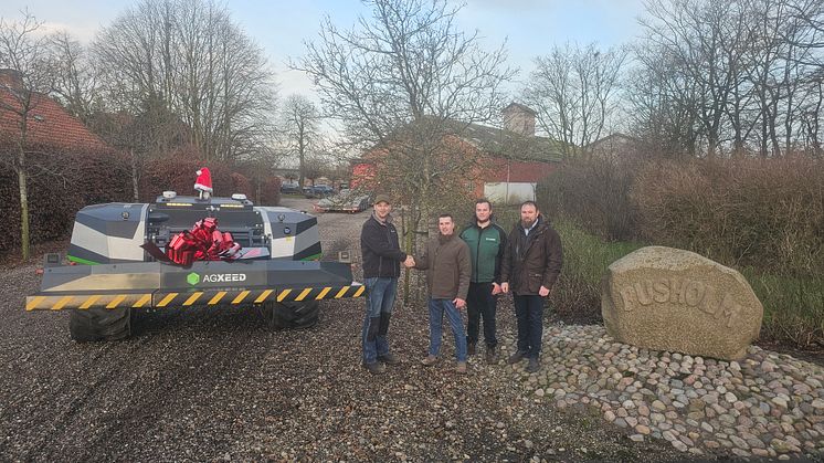 Fra venstre: Planteavler Paul Hilhorst, Mads Milling Ravn Bonde fra Danish Agro Machinery, Rick Van Den Berg fra AgXeed-fabrikken og Anders Krag Rasmussen fra Danish Agro Maskiner.