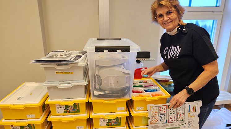 Anna-Lena Sahlman packar lådorna med allt som ska med ut till skolorna i Storuman och Vilhelmina. Foto: Eva Lönn.