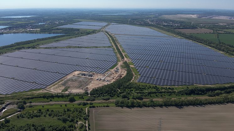 Der Energiepark Witznitz am Hainer See bei Leipzig erstreckt sich auf 500 Hektar, das entspricht einer Fläche von rund 700 Fußballfeldern. Foto: Daniel v. Teefelen