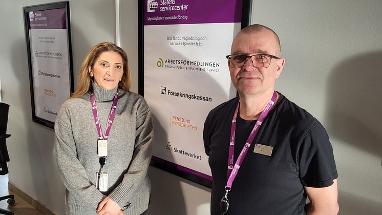 Rouayda Dawoud och Niclas Warg bemannar Statens servicecenter i Askersund en dag i veckan.