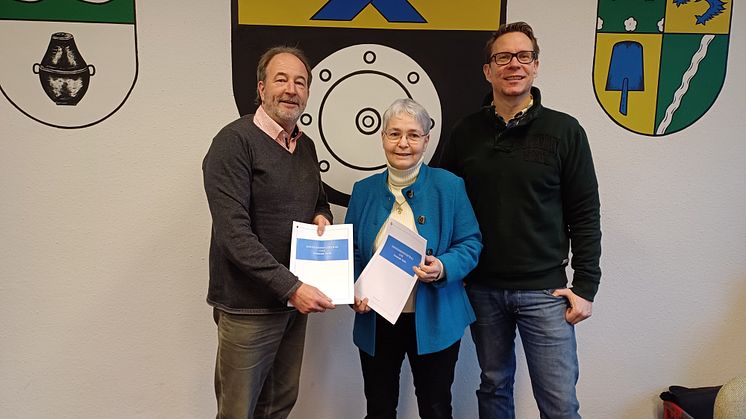 Vertragsunterzeichnung im Rathaus (v. l.): Bürgermeister Rolf Isernhagen, Christine Rudnik (Geschäftsführerin ElbEnergie) und Florian Paulus von der Gemeinde Stelle.