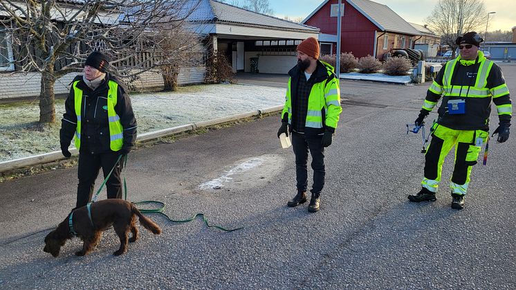 Susanne Kihl med läcksökshunden Bruno tillsammans med Tobias Söderholtz och Daniel Karlsson från Askersunds kommuns VA-enhet.