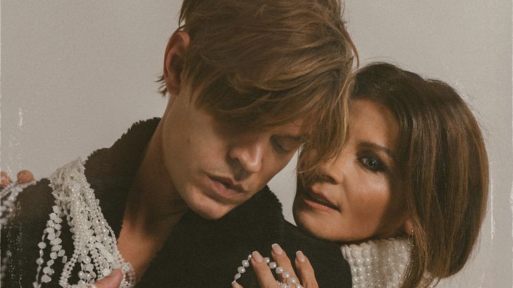 Viktor Noren och Carola laddar för jul med nyskrivna låten Stjärnorna Lyser För Oss.