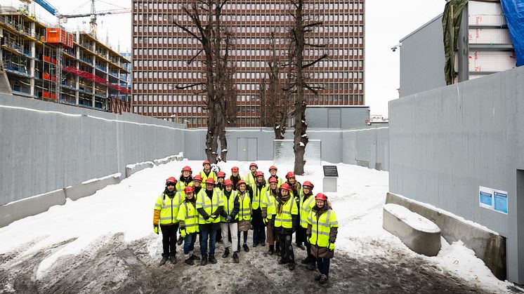 Deltagerne på befaring i Regjeringskvartalet 12. januar 2024. Foto: Niklas Hart