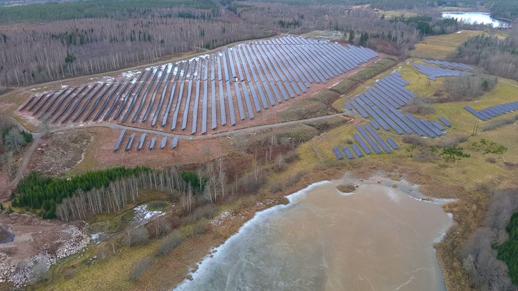 Solgrid-Mörghult-solpark-solkraftverk-väst-öst.JPG