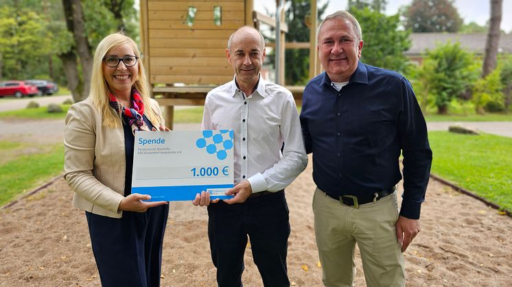 Vorständin Malgorzata Cybulska (l.) und Betriebsrat Sönke Vonsien (r.) von Schleswig-Holstein Netz übergeben die Spende an Bernhard Bartels (M.) vom Förderverein Starthilfe SOS Kinderdorf Harksheide e.V.