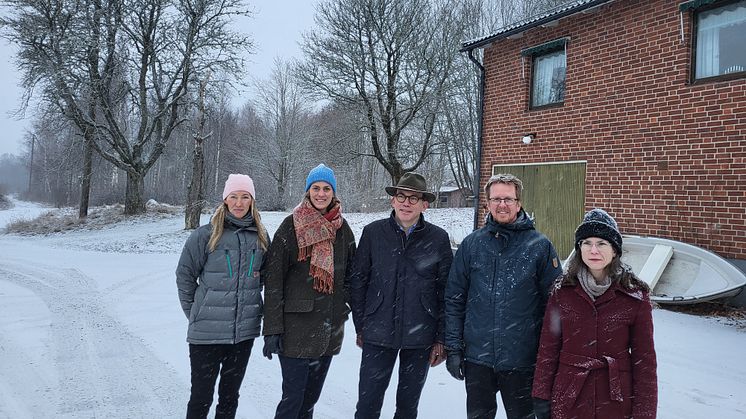 Lina Särén (SD), Caroline Dieker (M), Fredrik Wernheden (L), Henrik Olofsson, utvecklingschef och Anna Ahnér (S) framför det gamla impregneringskontoret som ligger på det aktuella området.