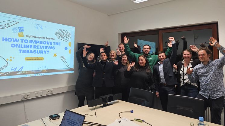 Die Gewinner*innen des Social-Hackathons zusammen mit ihren Dozierenden aus dem Fach Management Sozialer Dienstleistungen an der Universität Vechta.