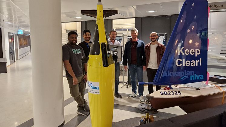 Pedersen gets an introduction to our autonomous platforms and ocean data sensors (Photo: Trude Borch/Akvaplan-niva)