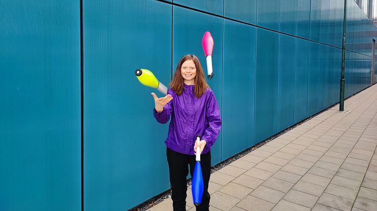 Jonglering är en av de aktiviteter som Matilda Lindberg använt på lektionerna i idrott och hälsa.