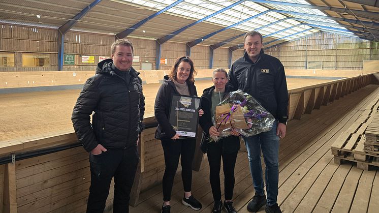 Från vänster, Patrik Aspenström, Dagus Byggnads, Madelene Karlsson och Jessica Petersson, Lilla Edets Ridklubb, Axel Bergstrand, XL-BYGG Vänersborg.