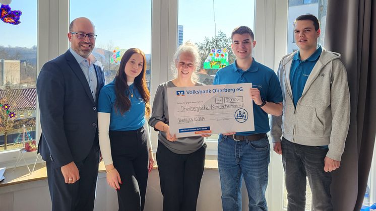 5.000 Euro überreichten die BPW Azubis zusammen mit Stefan Wolfslast, Leiter Ausbildung bei BPW (l.), unter anderem an die Regelwohngruppe von Oberbergische Kinderheimat e.V. 