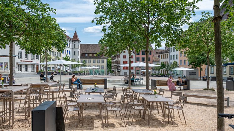 Dieses Bild zeigt die Glatz Schirme auf dem Herrenacker Platz in Schaffhausen.