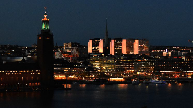 Från och med torsdag kommer de fem Hötorgshusen i centrala Stockholm att lysa orange för Världens Barn. Foto: Sigrid Hassan Petersson / Riksinsamlingen