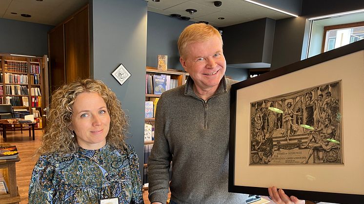 Dasa Stankova og Arne Riise i Oslo Myntgalleri med Ole Iversens sølvmedalje, detakermedalje og diplom fra London-OL i 1908.