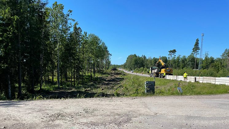 Förberedande arbeten för att göra plats för cykelvägen. Skogen har tagits ner och skyddsbarriär sätts ut på Skoghallsvägen. Bilden är tagen i riktning mot Skoghall.