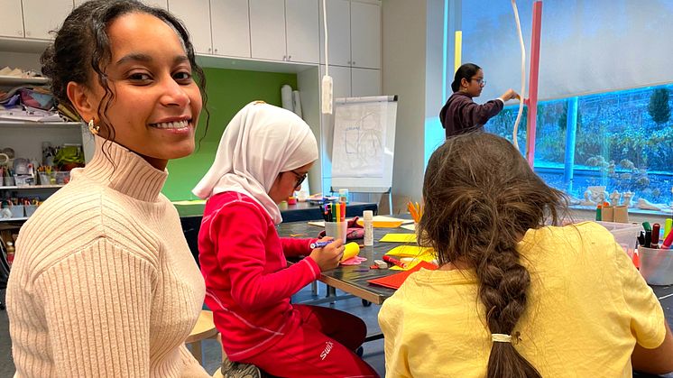 Shewit Besrat är ung ledare som bland annat arbetar på Allas ateljé på Kulturhuset Bergsjön.