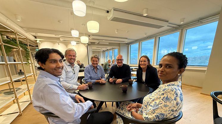 ﻿Riyaz Hamidon og Nedeesha De Silva (foran) startet i Align i oktober 2023. Bak er Aligns Per-Egil Josten, sammen med Trine Maren Skott-Myhre og Kolbjørn Stuvebakken (Kontorhuset) og Birgitte Hanstad.
